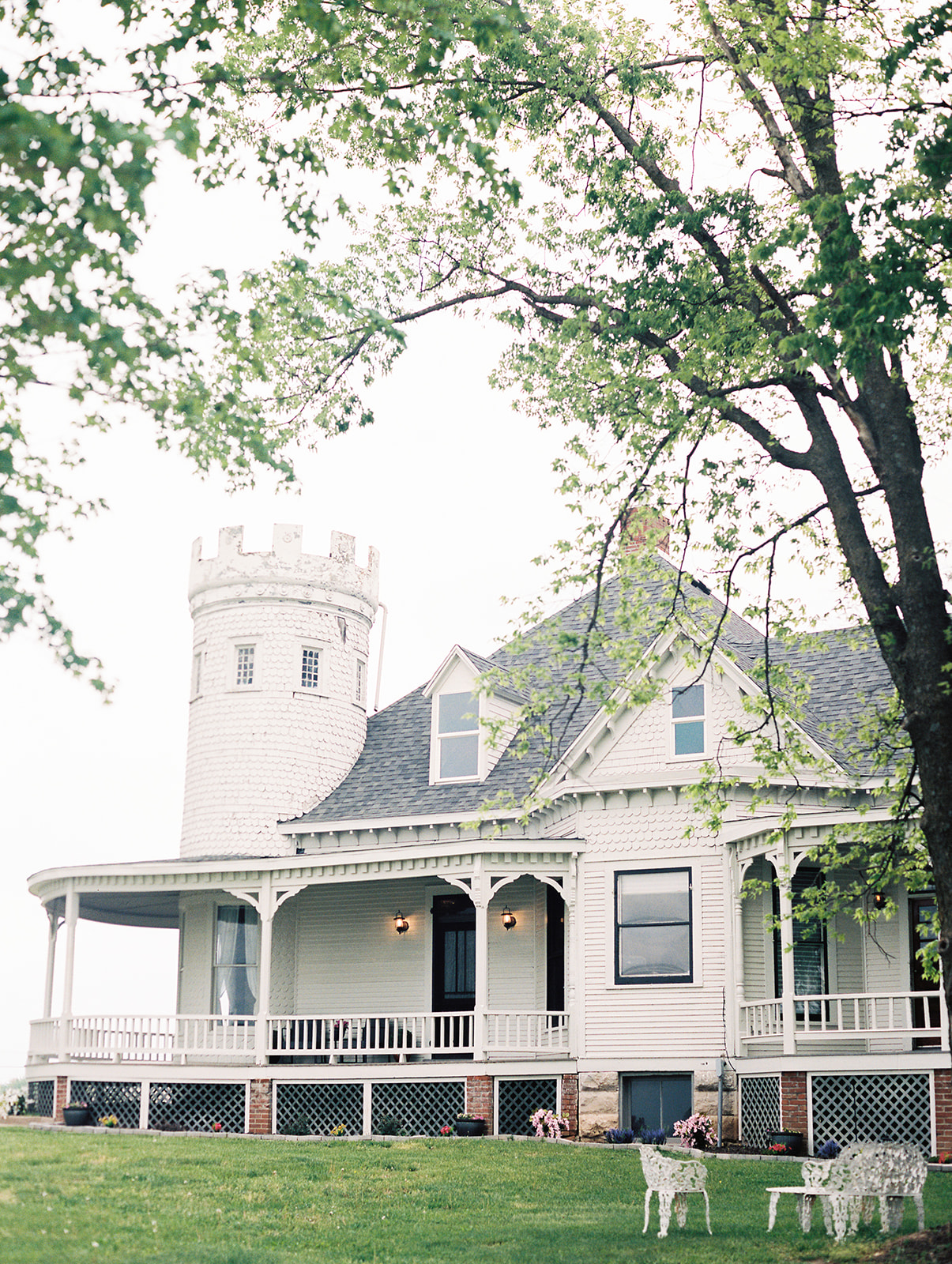 A quaint cottage located at Fox Hollow Wedding and Events located in Boonville, Missouri captured by Kiley Ann Photography in the summer season.
